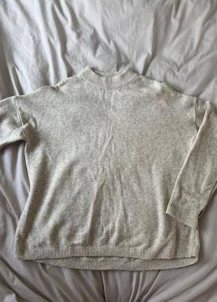 Светр бежевого кольору на розмір m-l.