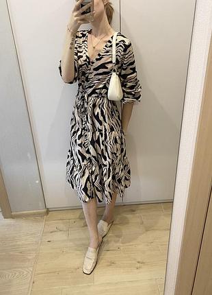 Платье миди на пуговицах бежевое чёрное тигровое животное принт воланы слои зебра