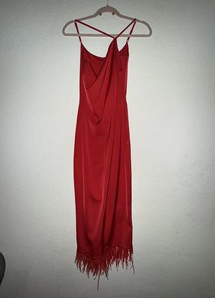 Красное платье с перьями от gepur