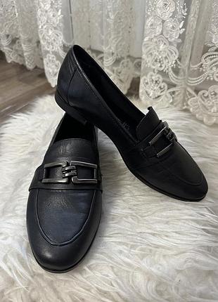 Шкіряні жіночі базові лофери marco tozzi