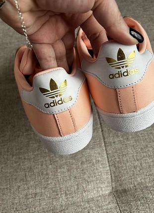 Персиковые кеды adidas superstar3 фото