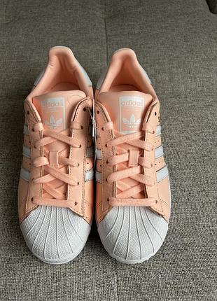 Персиковые кеды adidas superstar2 фото