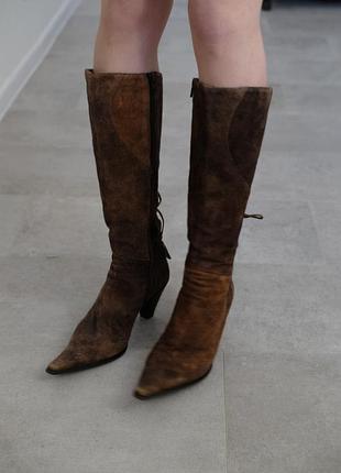 Коричневые высокие сапоги со шнуровкой