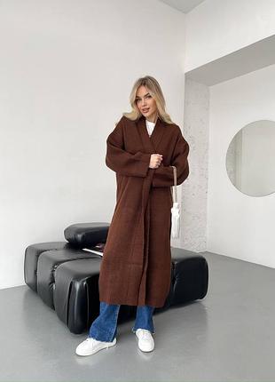 Удлиненный кардиган, выполненный из мягкой пушистой пряжи.