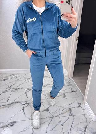 Велюровый спортивный костюм