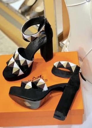 Стильні чорні босоніжки на товстому підборі