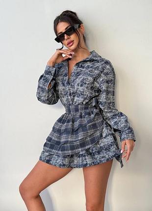 Оригинальное яркое клетчатое платье мини с напылением необычное платье с баской