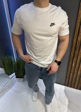 Стильна чоловіча футболка з коротким рукавом від nike