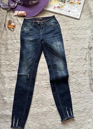 Джинсы скинни с вырезами