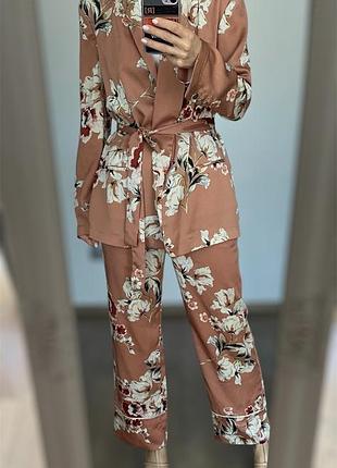 Брючный костюм zara s в пижамном стиле