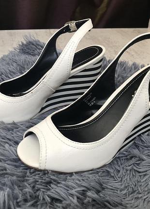 Босоніжки на танкетці туфлі підбори