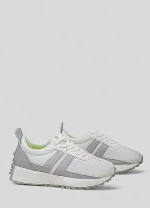 Кросівки жіночі