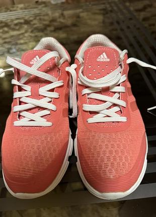 Кросівки adidas, р. 35, оригінал, літні, легкі, дуже зручні.
