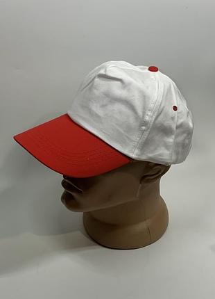 Біла бейсболка з червоним вигнутим козирком бавовняним регулюванням на клямці н084  яскрава бейсболк