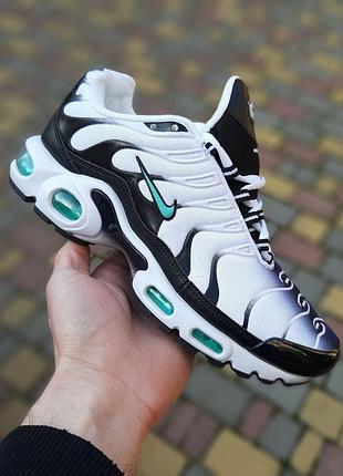 Красивые мужские кроссовки.nike air max plus tn. белые с черным и зеленым