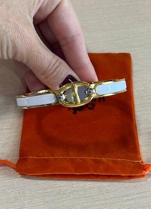 Брендовый браслет в позолоте в белом цвете