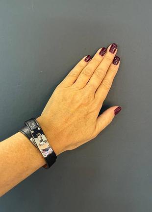 Брендовый кожаный браслет черного цвета