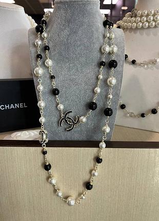 Длинная брендовая подвеска черно-белого цвета с логотипом