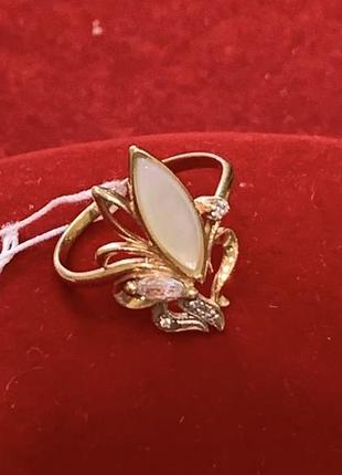 Золота каблучка з натуральним перламутром та фіанітами.