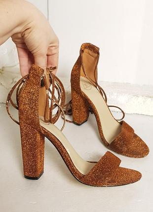 Блестящие медно-золотистые оригинальные босоножки на завязках 38р