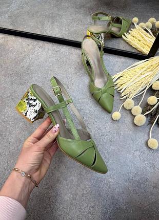 Оригінальні босоніжки відкрита пяточка гострий носок