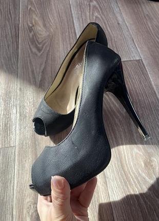 Босоніжки на шпильках