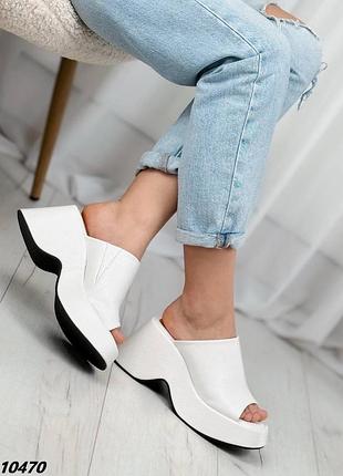 Натуральные кожаные белые шлепанцы - сабо на высокой подошве - танкетке