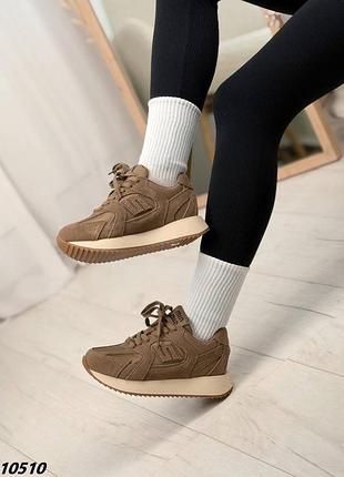 Натуральные замшевые коричневые кроссовки с текстильными вставками4 фото