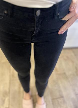 Черные джинсы skinny