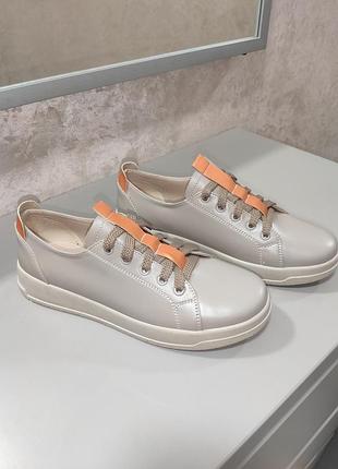 Жіночі кеди, шкіра