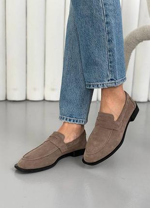 Лоферы женские замшевые бежевого цвета