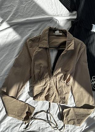 Коротка сорочка з відкритою спинкою urban outfitters