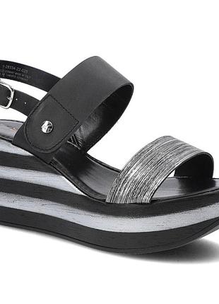 Кожаные босоножки.