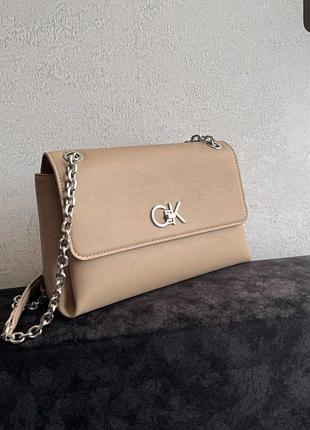 Жіноча сумка на плече з ланцюжком бежева calvin klein