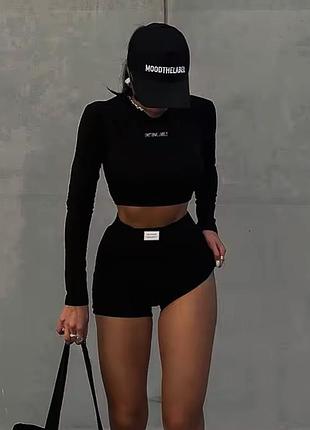 Стильный костюм шортики и топ🖤