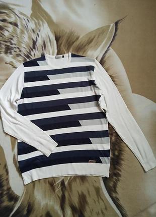 Красивий білий джемпер