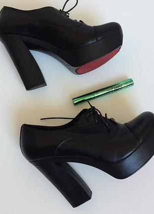 Женские черные кожаные туфли на каблуке