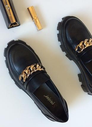 Женские черные демисезонные туфли с цепочкой