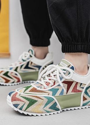 Яркие кроссовки