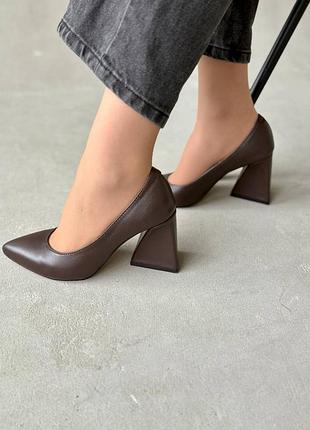 Натуральні туфлі човники marco на масивному каблуці 8 см шоколадного коричневого кольору жіночі