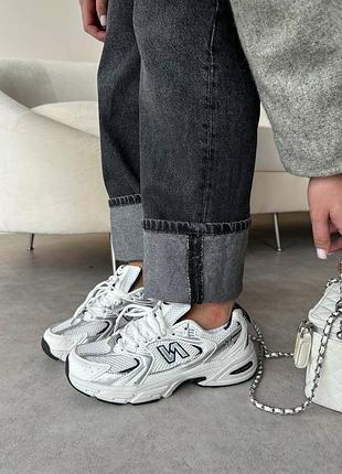 Кросівки жіночі