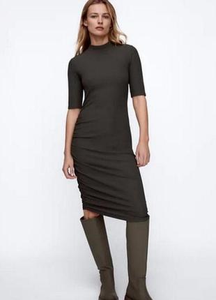 Платье миди в рубчик с драпировкой сбоку от zara