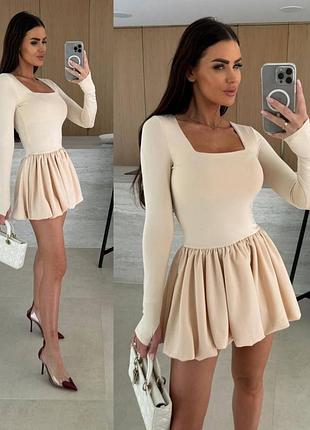 Стильное мини платье с квадратным вырезом декольте и объемной юбкой