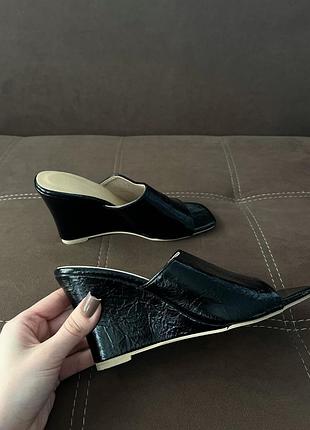 Стильні лакові шльопанці на танкетці з відкритим носком🖤