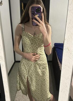 Сукня в квітковий принт з розрізом