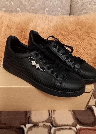 Женские спорт-туфли, перфорация, украшение - заколка с камушками, шнуровка 🖤🗯🖤🗯