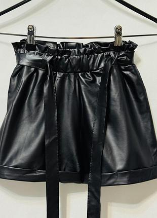 Легкие шорты с поясом экокожа