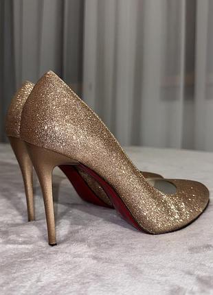 Блестящие золотые туфли-лодочки в стиле louboutin