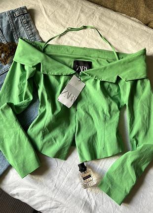 Новий яскравий зелений піджак з відкритими плечима від zara