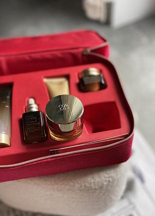 Estée lauder revitalizing supreme+ youth power creme дневной укрепляющий крем-лифтинг для разглаживания и разъяснения кожи5 фото